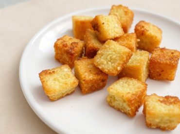 Köstliche, knusprige Croutons, die in der Airfryer zubereitet werden für den perfekten Biss.