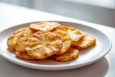 Leckere Kohlrabi-Stücke, goldbraun und knusprig, zubereitet im Airfryer.