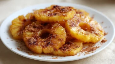 Gebackene Ananas mit Zimt, knusprig zubereitet im Airfryer.