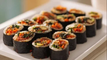 Leckeres koreanisches Kimbap, perfekt zubereitet im Airfryer für ein gesundes und schmackhaftes Gericht.
