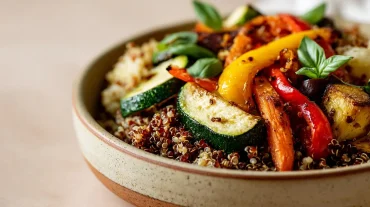 Bunte Power-Bowl mit Quinoa und frisch geröstetem Gemüse aus dem Airfryer.
