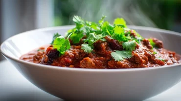 Herzhaftes Würziges Chili con Carne, perfekt zubereitet im Airfryer für ein schnelles Abendessen.