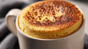 Leckerer Tassenkuchen im Airfryer, perfekt für eine schnelle süße Pause.