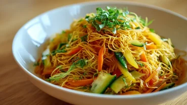 Leckere mie nudeln im Airfryer mit knackigem Gemüse und aromatischen Gewürzen.