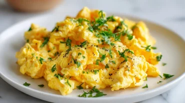 Leckeres Rührei im Airfryer zubereitet, perfekt weich und fluffig.