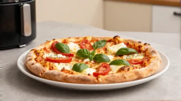 Leckere Pizza, zubereitet im Airfryer, perfekt knusprig und goldbraun.