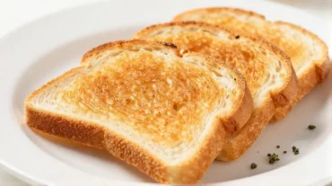 Köstliches, knuspriges Brot, perfekt getoastet im Airfryer für das ideale Frühstück.