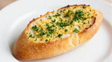 Zartes Knoblauchbrot im Airfryer, perfekt knusprig und voller Geschmack.