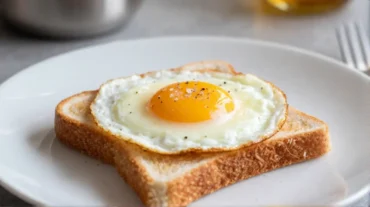 Ein köstlicher Spiegelei-Toast, der im Airfryer zubereitet wurde, perfekt für ein schnelles Frühstück.