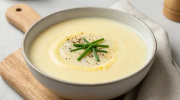 Cremige Kartoffel-Käse-Suppe aus der Heißluftfritteuse, perfekt für kalte Tage.