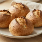 Leckere Dinkel-Brötchen aus der Heißluftfritteuse mit goldener Kruste.