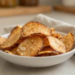 Leckere Kokos-Chips, knusprig und gesund, zubereitet im Airfryer.